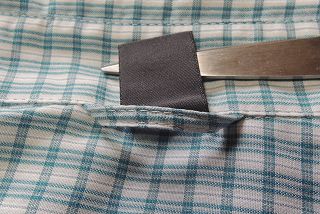 首の所にはハンガーループ