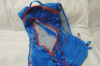 荷室へのアクセスはサイドにある縦方法のファスナー