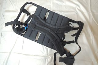 背面、ショルダーハーネス