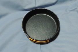 取手を閉じた状態のフライパン