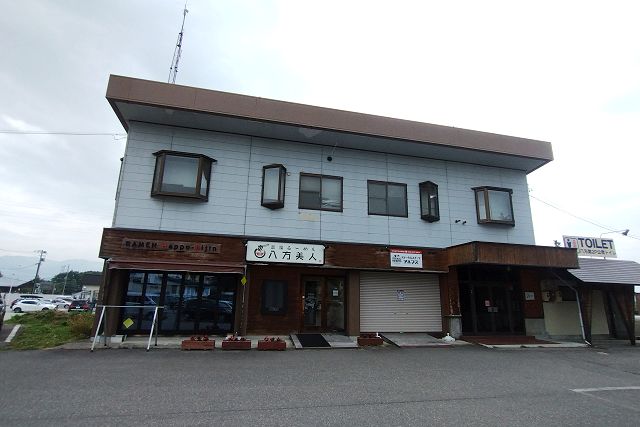 「温泉らーめん八方美人」と「ステーキ&スイーツ（かき氷） アルプス」