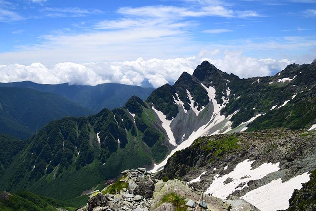 北穂高岳 北峰から眺めた前穂高岳