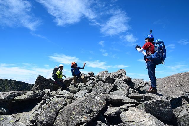 北穂高岳で記念撮影する登山者