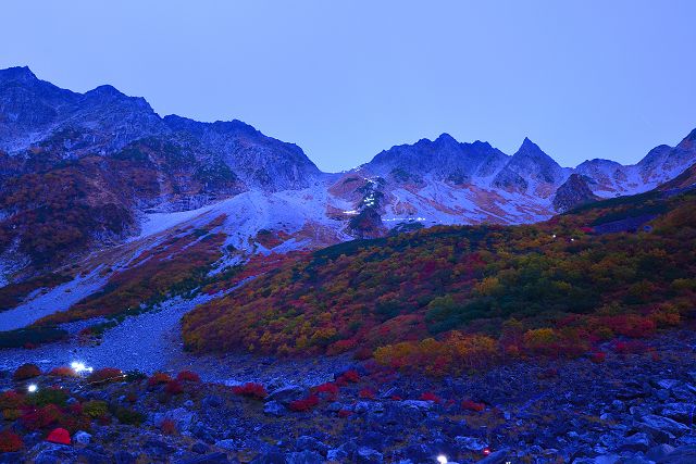 涸沢の朝、暗い時間からザイテングラートを登る登山者