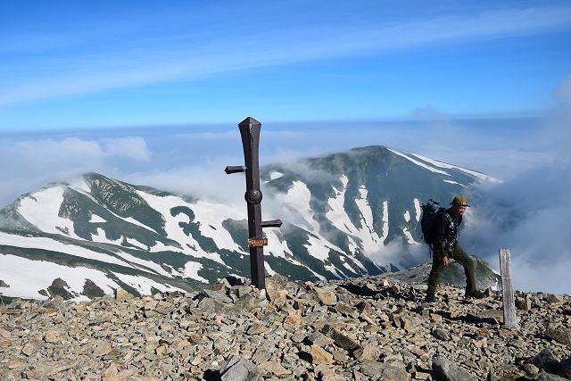 小蓮華山 山頂に立つ鉄剣