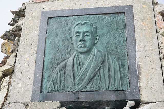 松沢貞逸の肖像画レリーフ、銅板