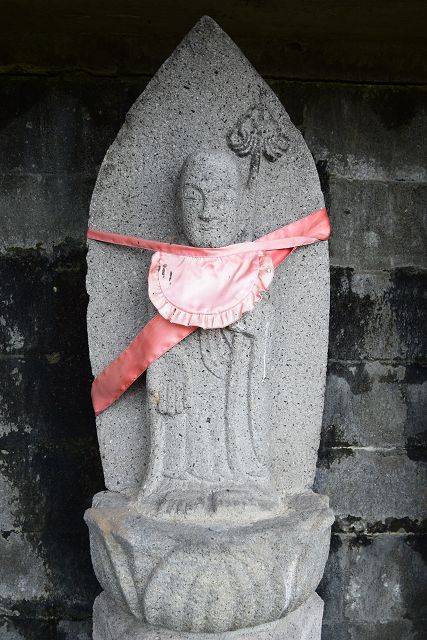 真ん中の地蔵菩薩立像