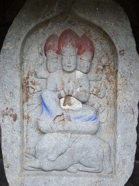 馬の上に座る馬頭観音像