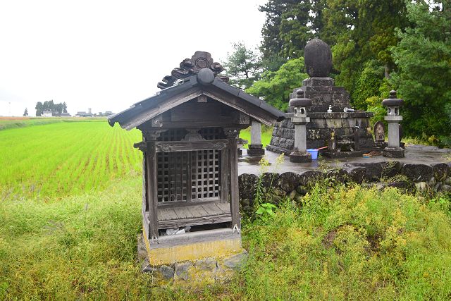 青面金剛を安置する木造の祠