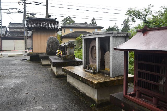 花崎十字路の石仏群