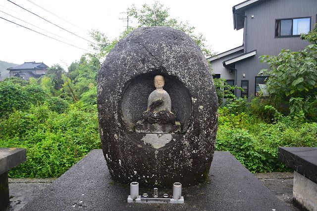 大きな丸岩に浮彫した弘法大師？石仏