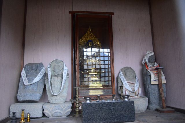 堂内、金色の阿弥陀如来