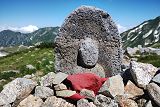 祓堂から一の越にある石仏