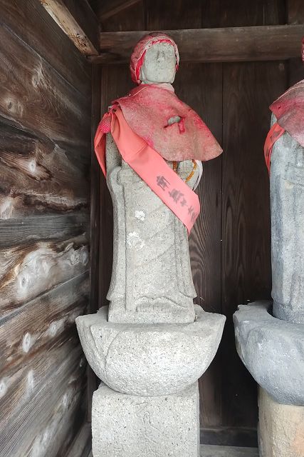 左側の地蔵菩薩立像