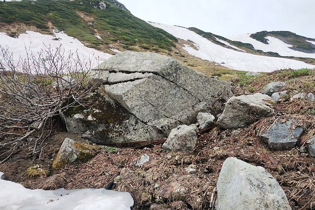 北側から見た納骨遺跡の大理石巨岩