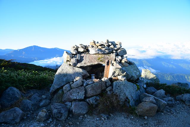 大日岳山頂のケルン型祠