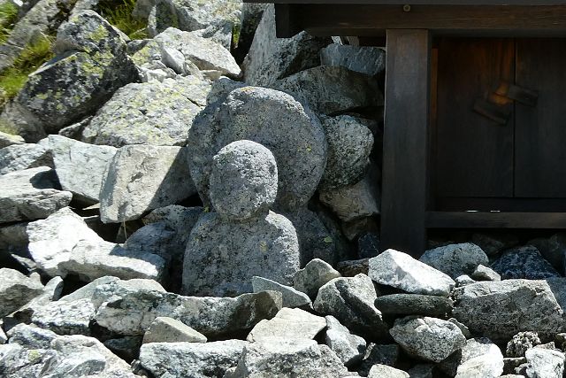 向かって祠の左側にある石仏