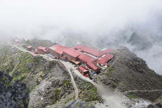 槍ヶ岳山頂から見おろした槍ヶ岳山荘