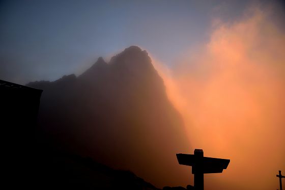 槍ヶ岳山荘から見た槍ヶ岳の朝焼け